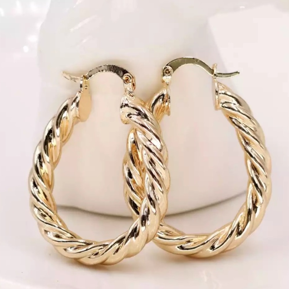 NEW 18k gold plated Earrings - Picture 1 of 3